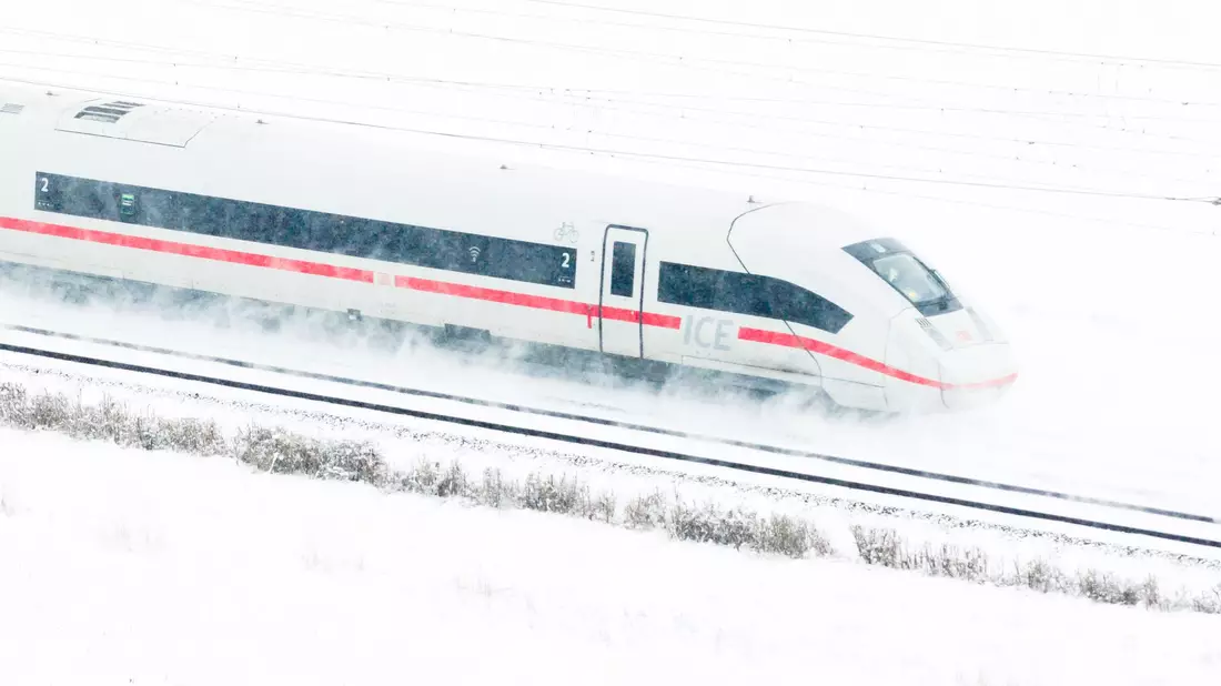  Eingefrorene Weichen waren zum Beispiel in Niedersachsen ein großes Problem. - Bild: Julian Stratenschulte/dpa