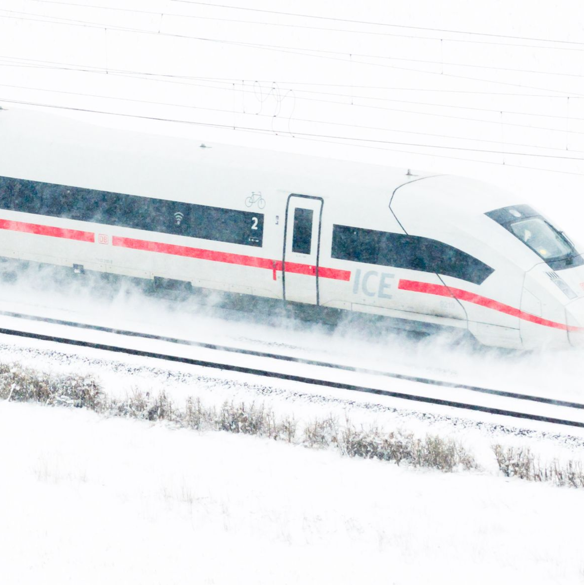  Eingefrorene Weichen waren zum Beispiel in Niedersachsen ein großes Problem. - Foto: Julian Stratenschulte/dpa