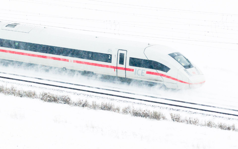  Eingefrorene Weichen waren zum Beispiel in Niedersachsen ein großes Problem. - Foto: Julian Stratenschulte/dpa