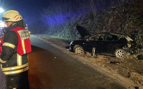 FW-MH: Fünf Verletzte nach Verkehrsunfall auf der A40 - überschlagenes Fahrzeug stand wieder auf den Reifen - Foto: presseportal.de