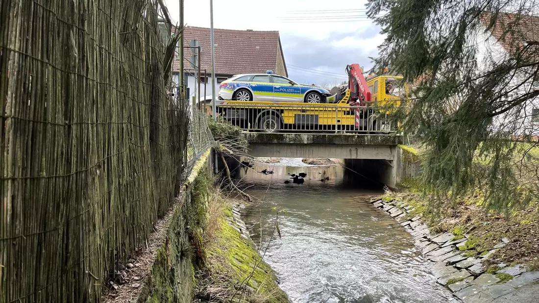 POL-PPWP: Einsatzwagen landet im Bachbett - Bild: presseportal.de