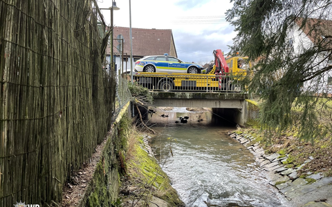 POL-PPWP: Einsatzwagen landet im Bachbett - Foto: presseportal.de