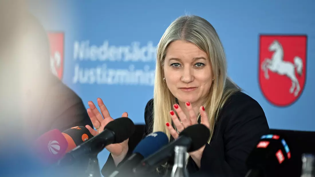 Niedersachsens Justizministerin Kathrin Wahlmann (SPD) setzt sich für ein Verbot von Voyeuraufnahmen ein. - Bild: Shireen Broszies/dpa