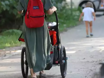 Mutter mit Kind und Kinderwagen (Archiv) - Foto: via dts Nachrichtenagentur