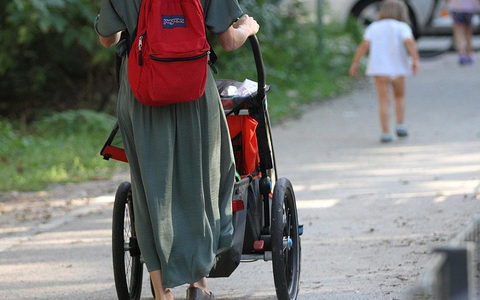Mutter mit Kind und Kinderwagen (Archiv) - Foto: via dts Nachrichtenagentur