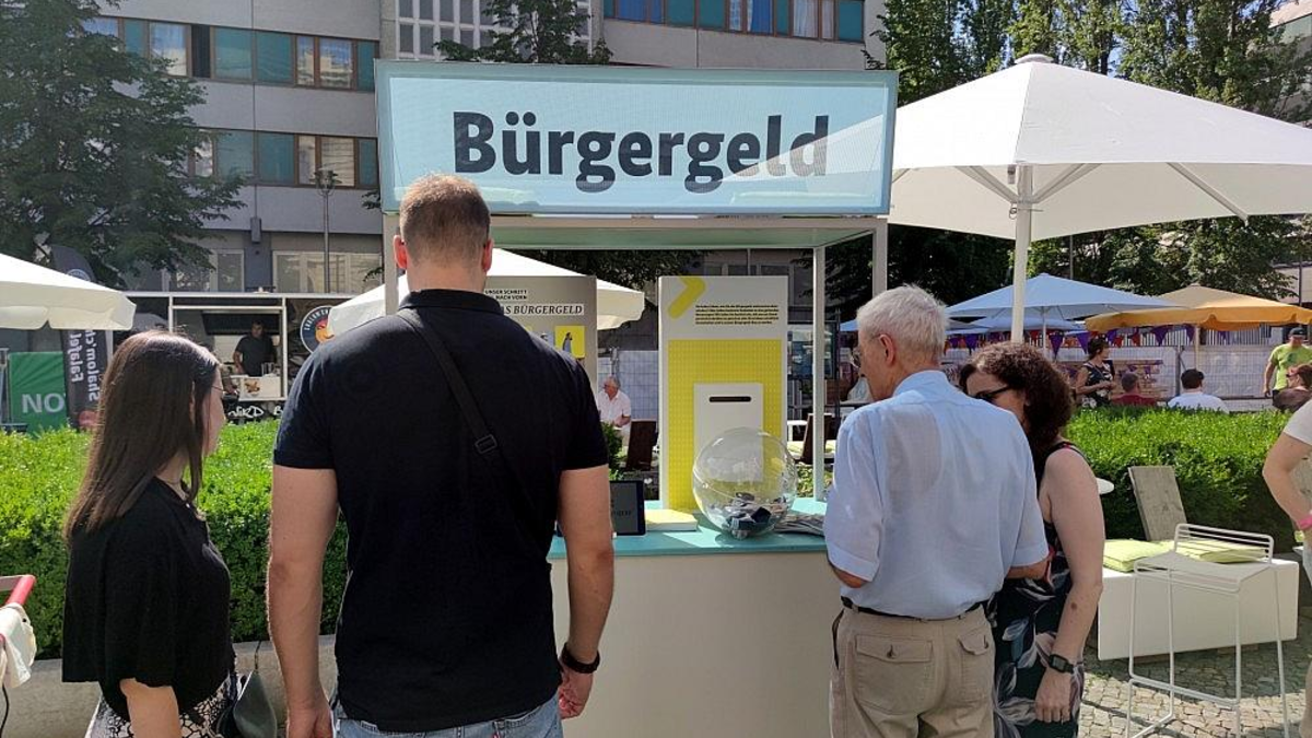 Passanten an einem Bürgergeld-Infostand (Archiv) - Foto: via dts Nachrichtenagentur