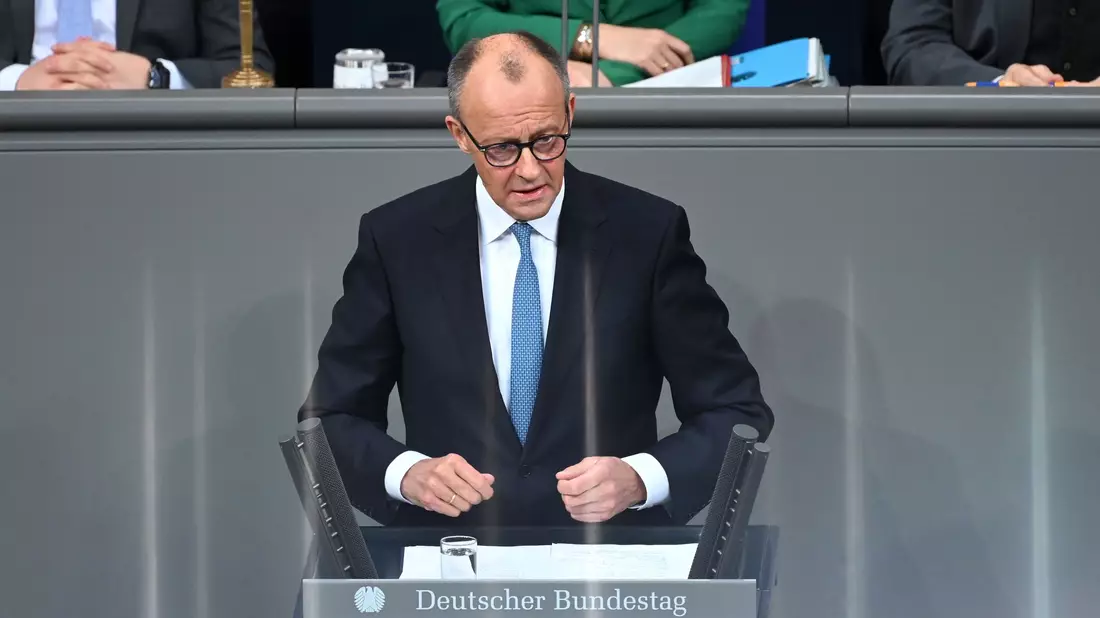 Bundeskanzler Friedrich Merz kündigte im Bundestag eine große Sozialstaatsreform an. (Archivfoto) - Bild: Elisa Schu/dpa