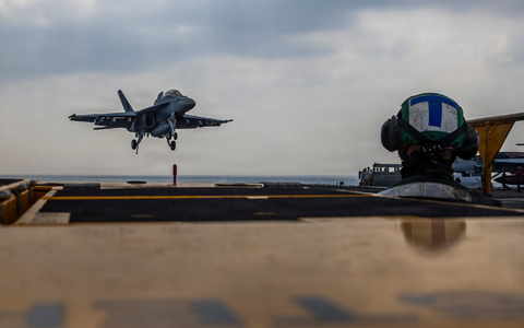 Der Flugzeugträger «USS Abraham Lincoln» wurde in den Zuständigkeitsbereich des Regionalkommandos des US-Militärs verlegt, das den Nahen Osten inklusive des Irans umfasst. (Handout) - Foto: Seaman Daniel Kimmelman/US Navy/AP/dpa