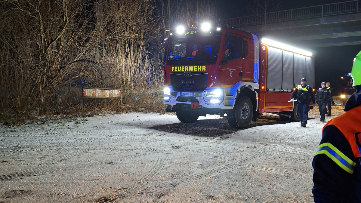 FW-ROW: Schwerer Bahnunfall während laufendem Autobahneinsatz - Foto: presseportal.de