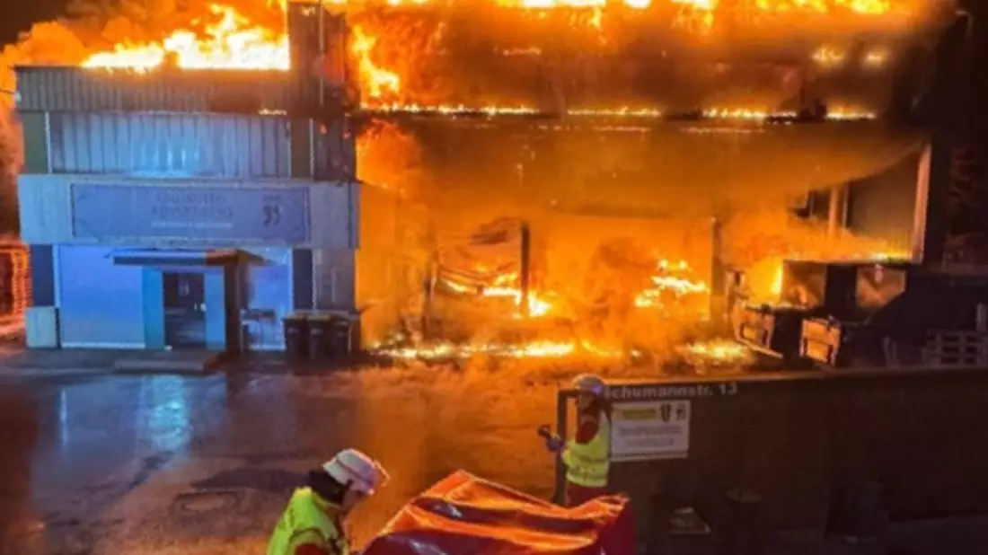FW Minden: Großbrand einer Lagerhalle beschäftigt die Feuerwehr zwei Tage - Bild: presseportal.de