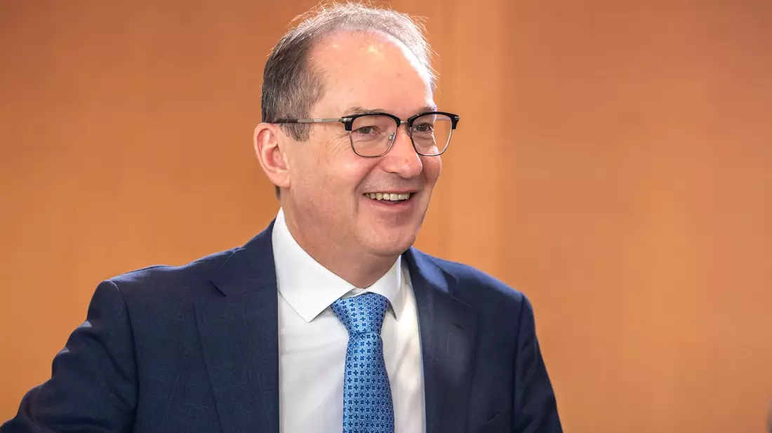 Dobrindt will den Verfassungsschutz ausbauen - auch über den reinen Nachrichtendienst hinaus. (Archivbild) - Bild: Michael Kappeler/dpa