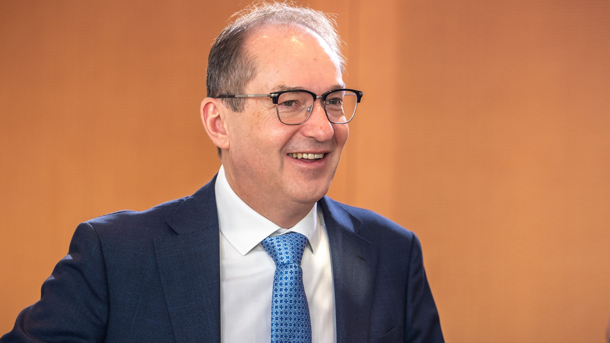 Dobrindt will den Verfassungsschutz ausbauen - auch über den reinen Nachrichtendienst hinaus. (Archivbild) - Foto: Michael Kappeler/dpa