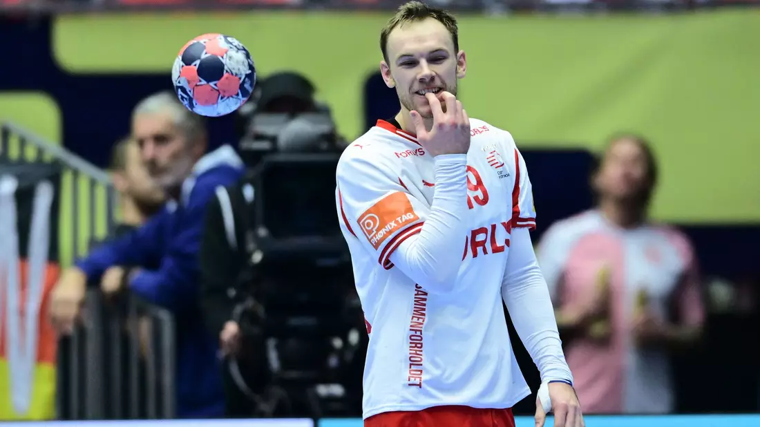 Deutschland kann Dänemarks Welthandballer Mathias Gidsel nur selten stoppen. - Bild: Sina Schuldt/dpa