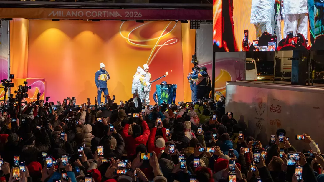 Das olympische Feuer ist in Cortina angekommen. - Bild: Thomas Gaspari Bandion/IPA via ZUMA Press/dpa