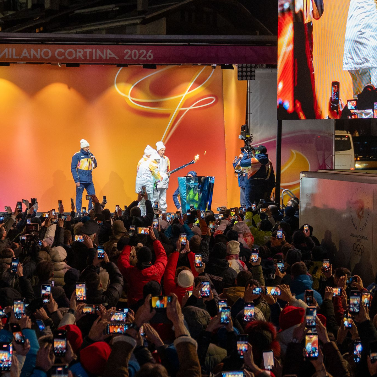 Das olympische Feuer ist in Cortina angekommen. - Foto: Thomas Gaspari Bandion/IPA via ZUMA Press/dpa