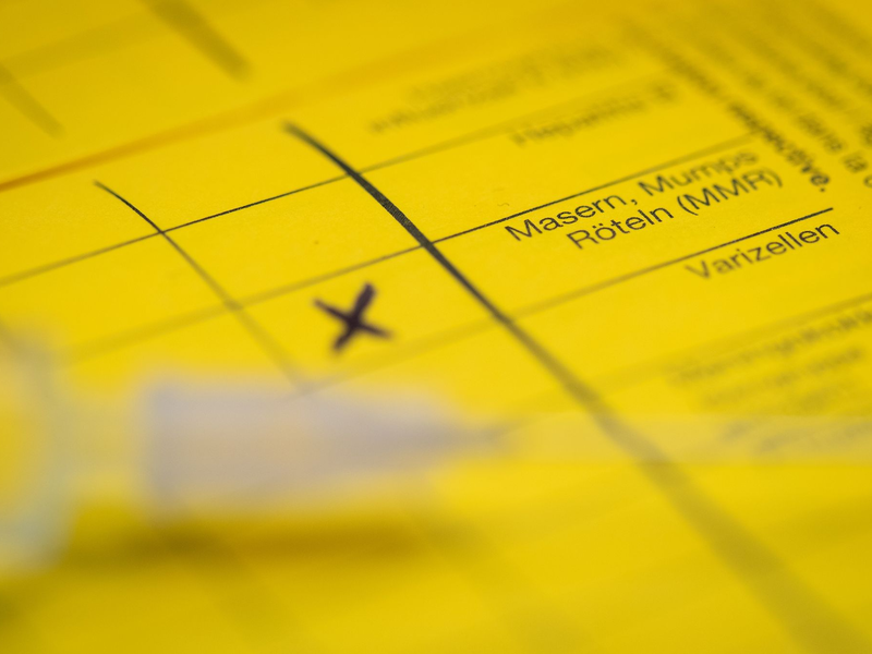 Bei Masern zeigt sich erst oft Fieber, bevor später ein Hautausschlag dazukommt. (Symbolbild) - Foto: Friso Gentsch/dpa