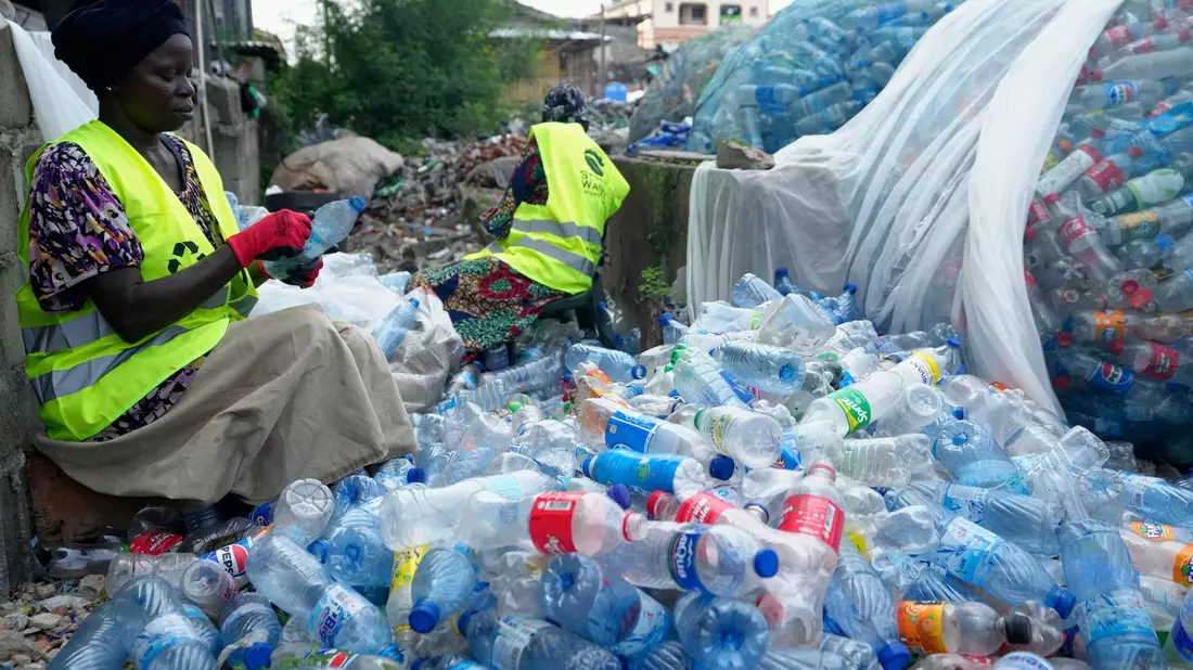 Die Studie kontriert sich auf die negativen Gesundheitsbelastungen im Zuge des Plastik-Lebenszyklus - es gibt aber auch positive Aspekte. (Archivbild) - Bild: Sunday Alamba/AP/dpa
