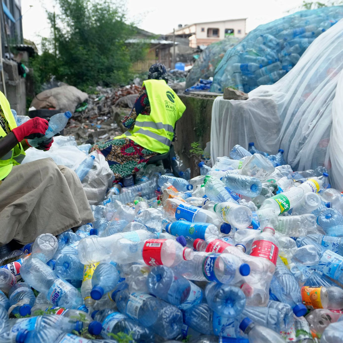 Die Studie kontriert sich auf die negativen Gesundheitsbelastungen im Zuge des Plastik-Lebenszyklus - es gibt aber auch positive Aspekte. (Archivbild) - Foto: Sunday Alamba/AP/dpa