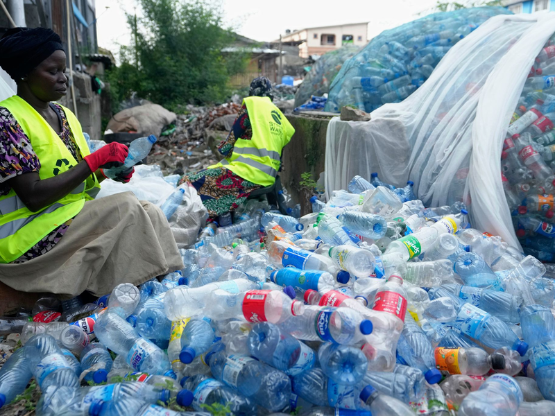 Die Studie kontriert sich auf die negativen Gesundheitsbelastungen im Zuge des Plastik-Lebenszyklus - es gibt aber auch positive Aspekte. (Archivbild) - Foto: Sunday Alamba/AP/dpa