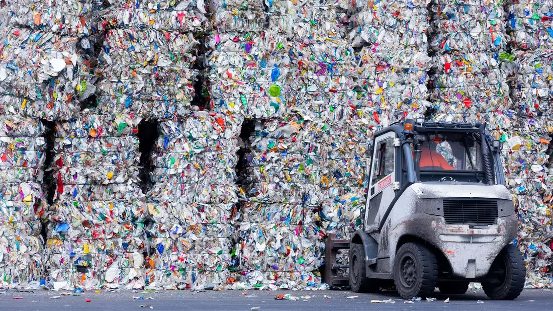 Den Forschenden zufolge könnte sich der globale Plastikverbrauch bis 2060 fast verdreifachen. (Archivbild) - Bild: Rolf Vennenbernd/dpa
