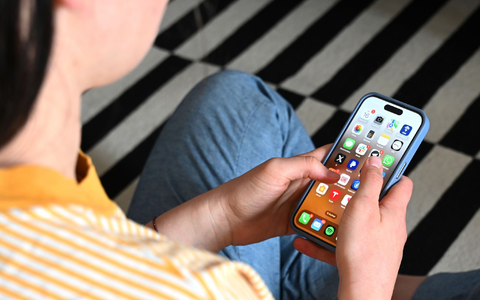 In Frankreich wird ein Social-Media-Verbot für Jüngere vorangetrieben. (Symbolbild) - Foto: Elisa Schu/dpa In Frankreich wird ein Social-Media-Verbot für Jüngere vorangetrieben. (Symbolbild) - Foto: Elisa Schu/dpa
