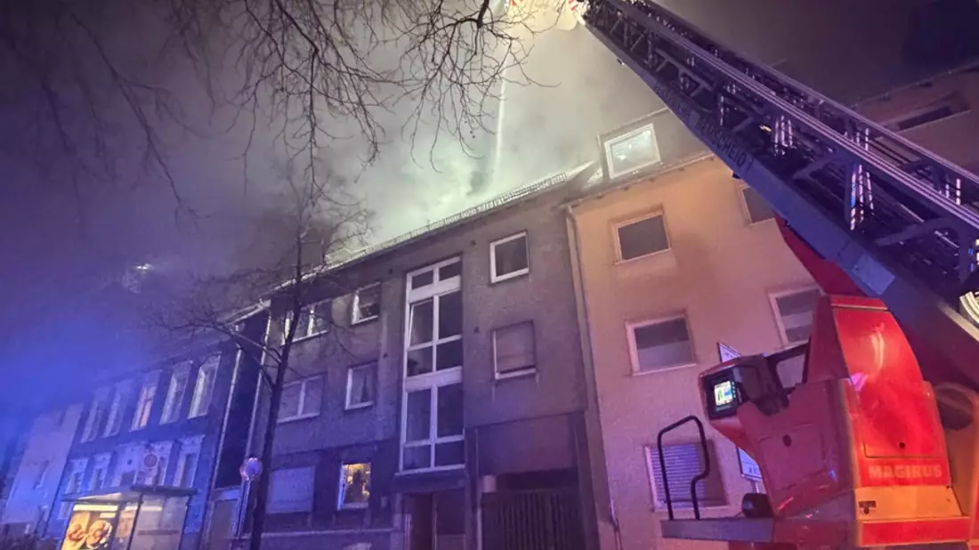 FW-RS: Dachstuhlbrand in einem Mehrfamilienhaus - Bild: presseportal.de