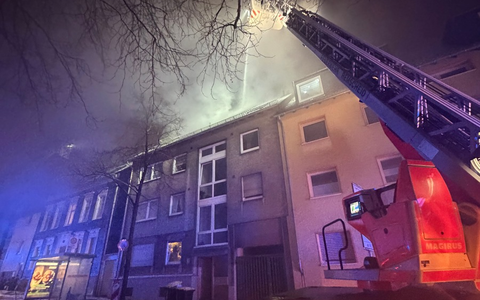 FW-RS: Dachstuhlbrand in einem Mehrfamilienhaus - Foto: presseportal.de