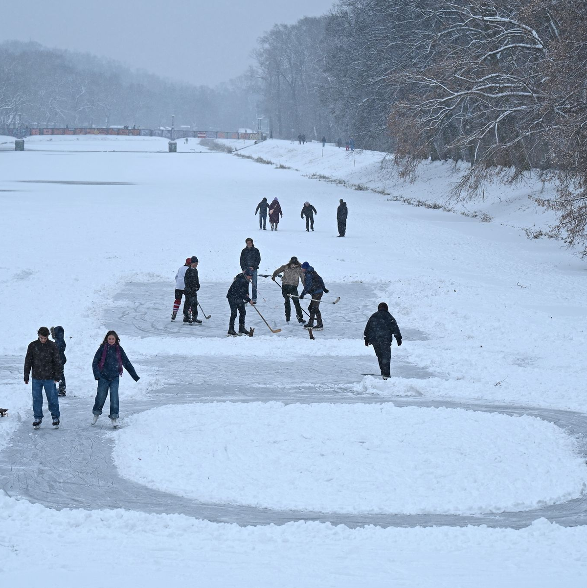 Die schönen Seiten des Winters: Schlittschuhlaufen in Leipzig.  - Foto: David Hammersen/dpa