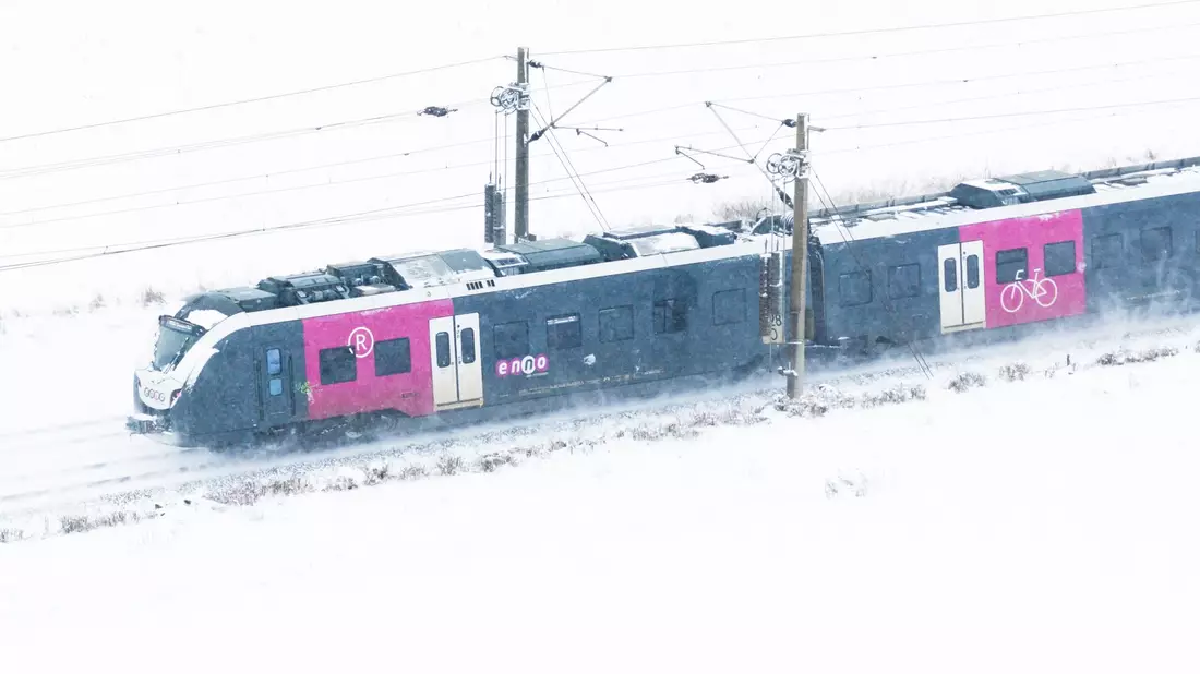 Der Zugverkehr hatte mit den Folgen von Schnee und Eis zu kämpfen. - Bild: Julian Stratenschulte/dpa