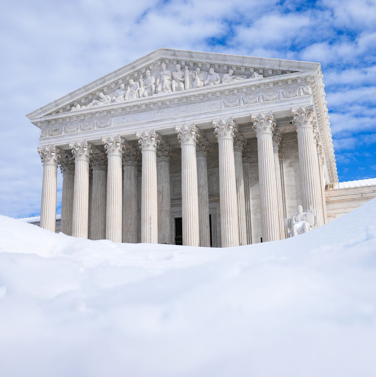 Menschen kämpfen in den USA mit Schneemassen und Kälte. - Foto: Mariam Zuhaib/AP/dpa