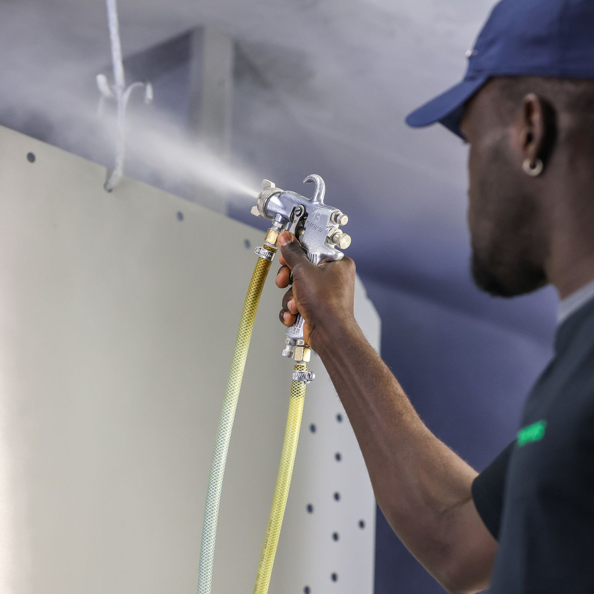 Ein Beschäftigrer aus Gambia in einer Firma in Deutschland. (Archivbild) - Foto: Jan Woitas/dpa