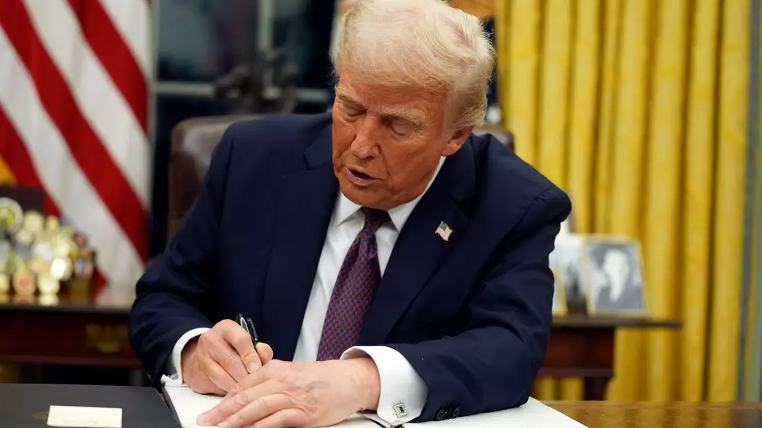 Gleich am ersten Tag als Präsident veranlasste Donald Trump den erneuten Ausstieg der USA aus dem Pariser Klimaabkommen. - Bild: Evan Vucci/AP/dpa