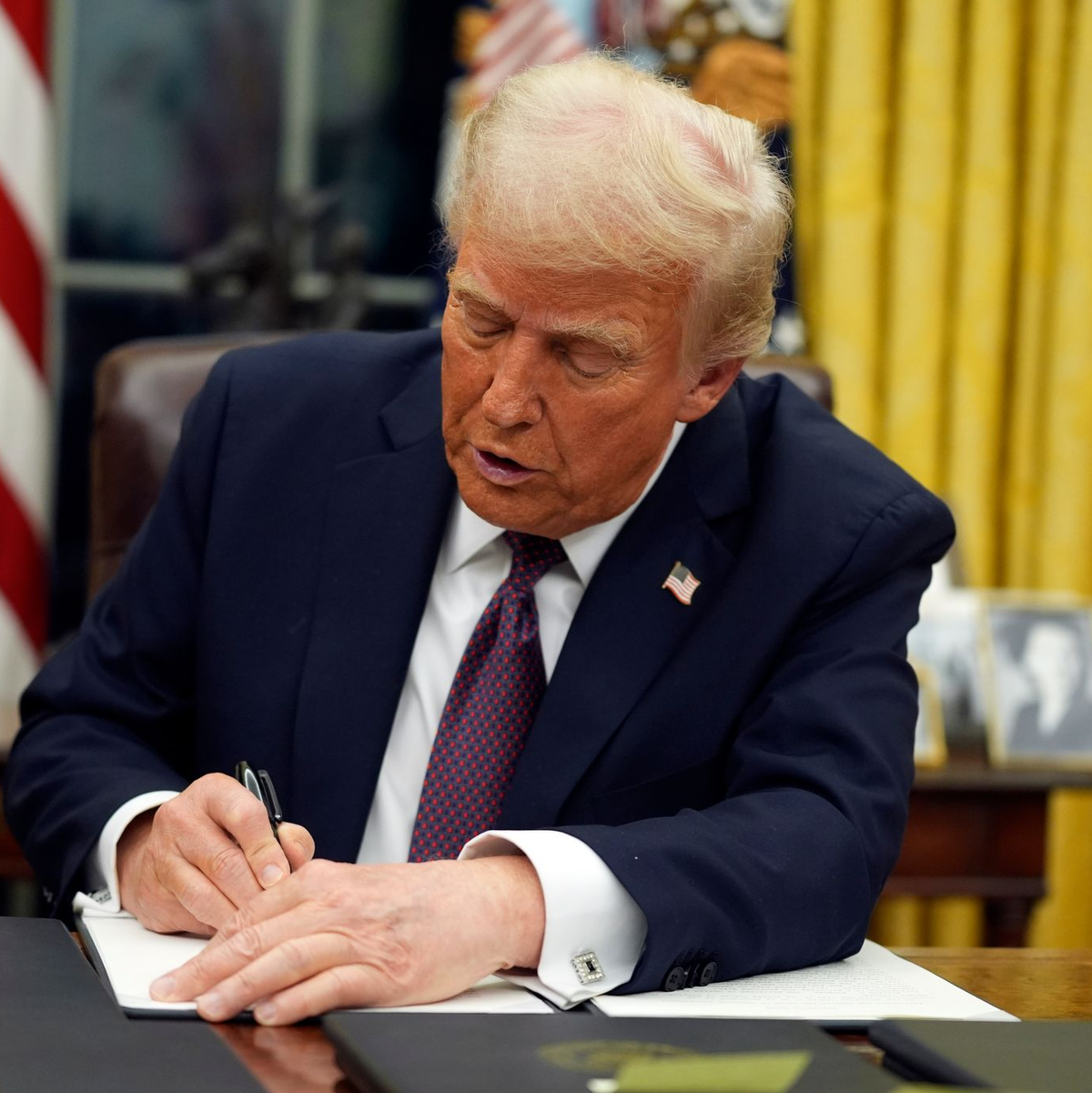 Gleich am ersten Tag als Präsident veranlasste Donald Trump den erneuten Ausstieg der USA aus dem Pariser Klimaabkommen. - Foto: Evan Vucci/AP/dpa