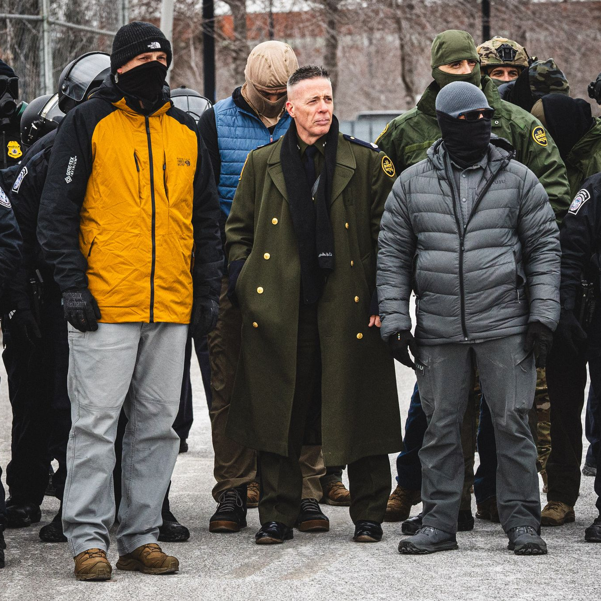 Nicht nur mit seinem Mantel erregte Grenzschutzchef Bovino Aufsehen. (Archivbild) - Foto: Dave Decker/ZUMA Press Wire/dpa