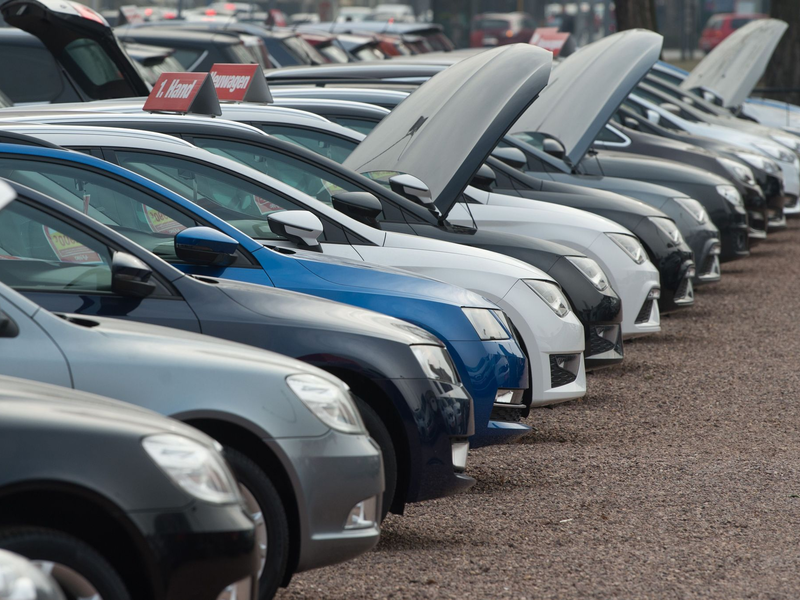 Umfrage: Die Preise für Neu- und Gebrauchtwagen liegen auf hohem Niveau. (Symbolbild) - Foto: Sebastian Kahnert/dpa-Zentralbild/dpa