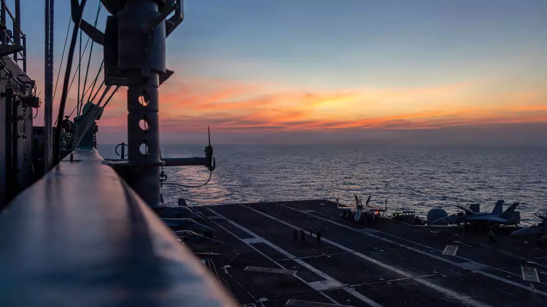 Eine Flotte von Kriegsschiffen samt dem Flugzeugträger «USS Abraham Lincoln» ist in der Region angekommen. (Archivbild) - Bild: Seaman Angel Campbell/US Navy/AP/dpa