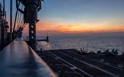 Eine Flotte von Kriegsschiffen samt dem Flugzeugträger «USS Abraham Lincoln» ist in der Region angekommen. (Archivbild) - Foto: Seaman Angel Campbell/US Navy/AP/dpa