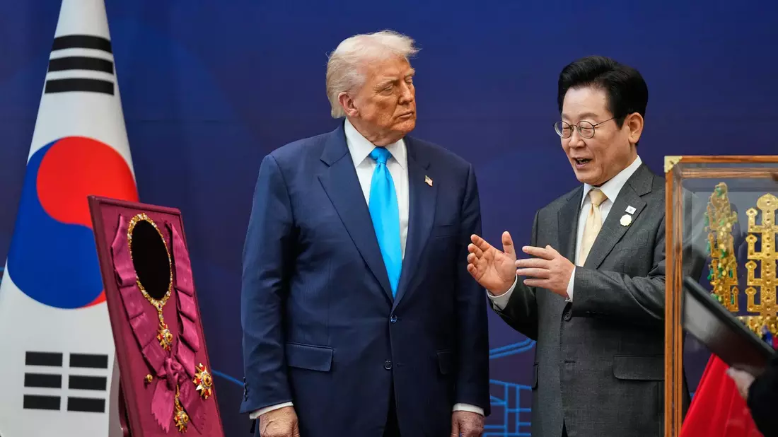 Trump und Südkoreas Präsident Lee waren sich voriges Jahr einig geworden in Sachen Zölle. (Archivbild) - Bild: Mark Schiefelbein/AP/dpa