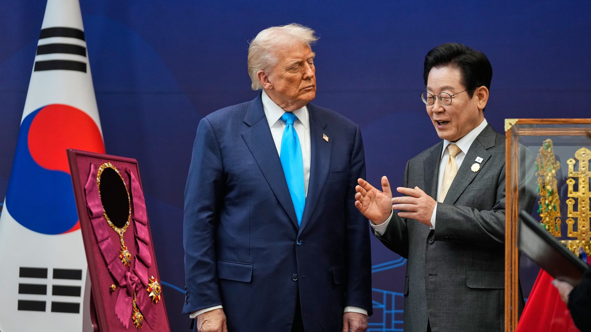 Trump und Südkoreas Präsident Lee waren sich voriges Jahr einig geworden in Sachen Zölle. (Archivbild) - Foto: Mark Schiefelbein/AP/dpa