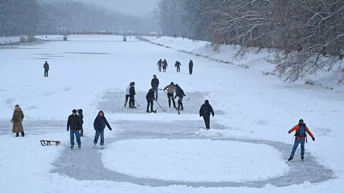Die schönen Seiten des Winters: Schlittschuhlaufen in Leipzig.  - Bild: David Hammersen/dpa
