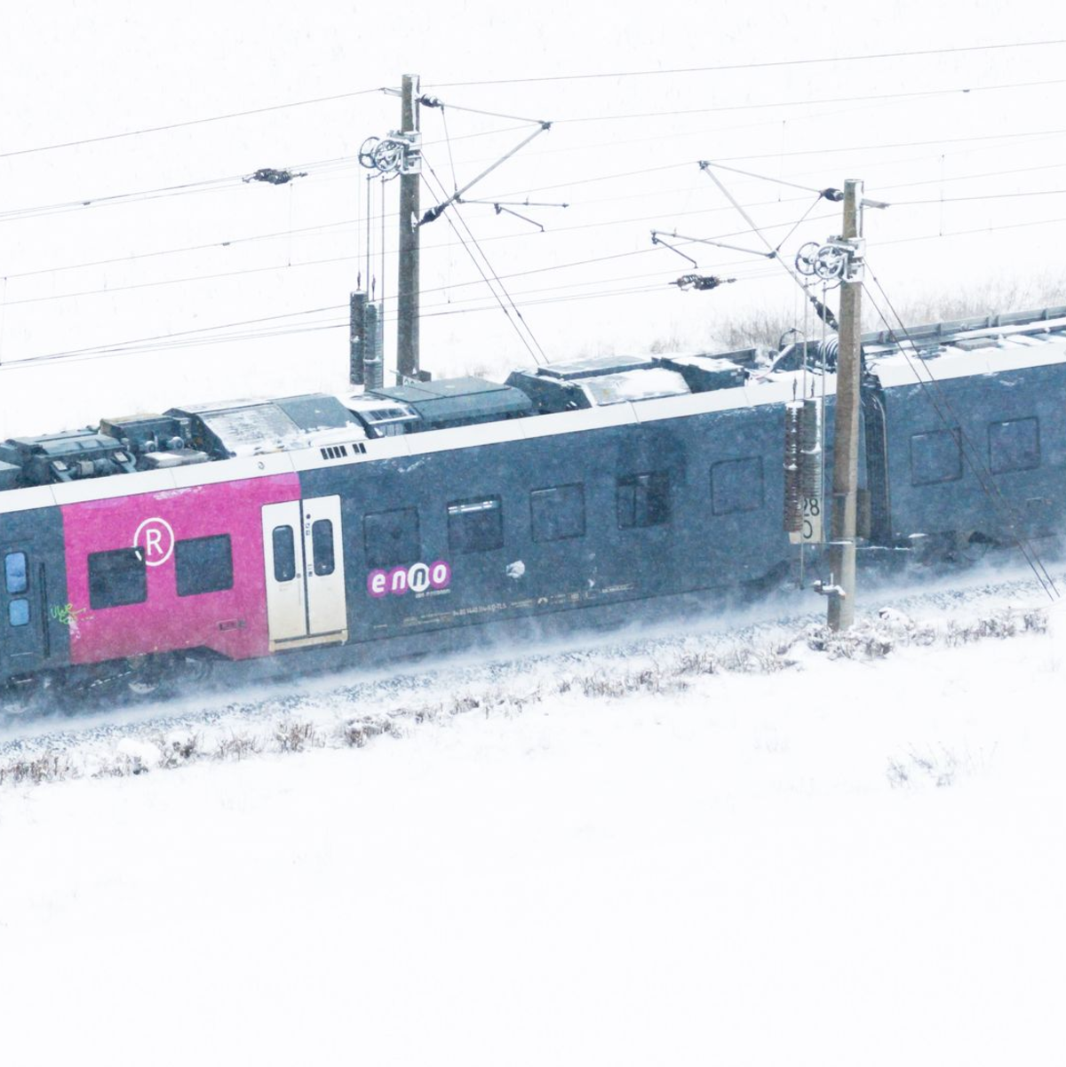 Der Zugverkehr hatte mit den Folgen von Schnee und Eis zu kämpfen. - Foto: Julian Stratenschulte/dpa