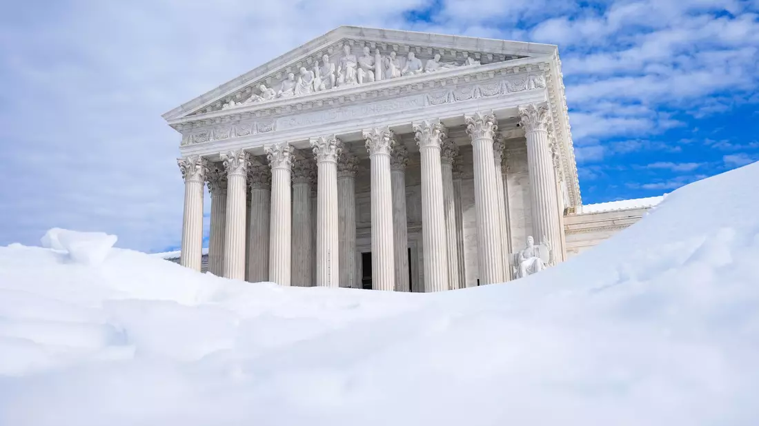 Menschen kämpfen in den USA mit Schneemassen und Kälte. - Bild: Mariam Zuhaib/AP/dpa