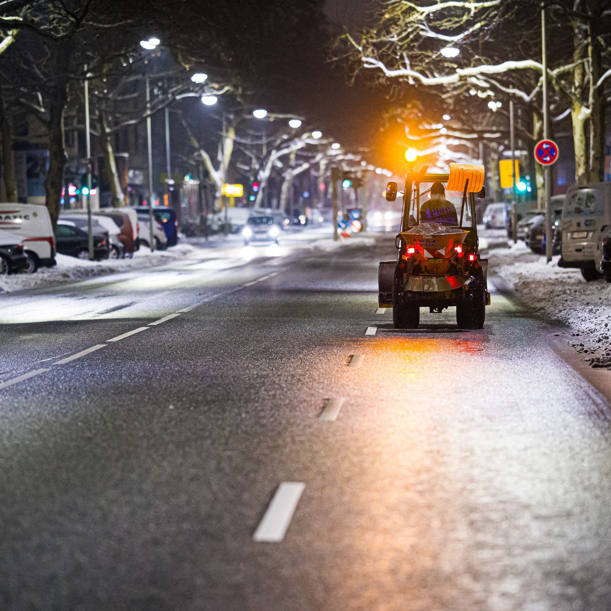 Am Morgen waren Räumfahrzeuge unterwegs.  - Foto: Moritz Frankenberg/dpa