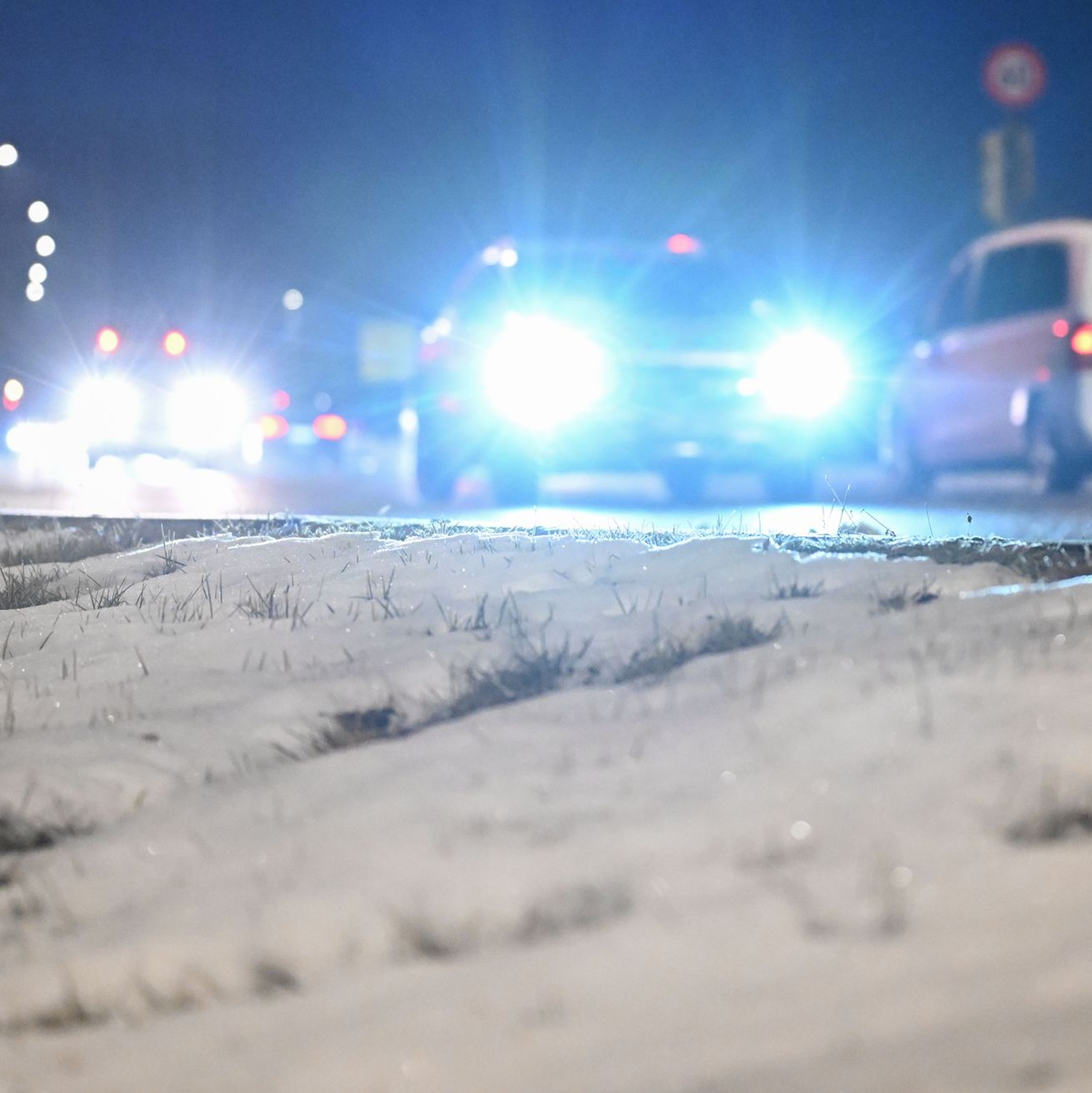 In der Nacht und am Morgen kam es zu mehreren Glätteunfällen, größere Unfälle waren aber zunächst nicht bekannt. - Foto: Bernd Weißbrod/dpa