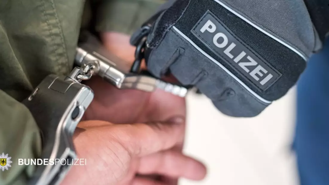 Bundespolizeidirektion München: Mit Gehhilfe zugeschlagen // Haftbefehl vollstreckt - Bild: presseportal.de