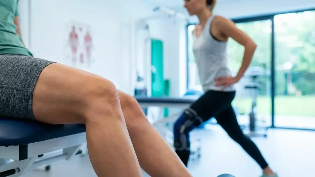 Bewegung statt Schonung: Neue Leitlinien revolutionieren Schmerztherapie - Bild: über boerse-global.de
