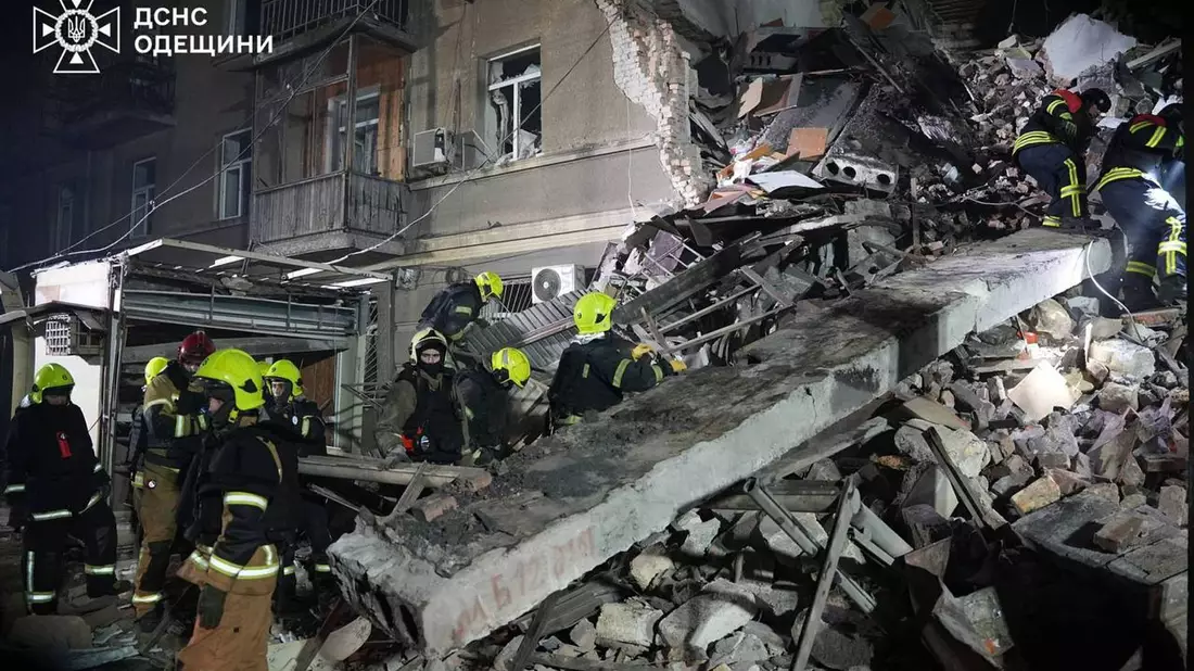 Rettungskräfte suchen in Odessa nach Verschütteten. - Bild: Uncredited/Ukrainian Emergency Service/AP/dpa