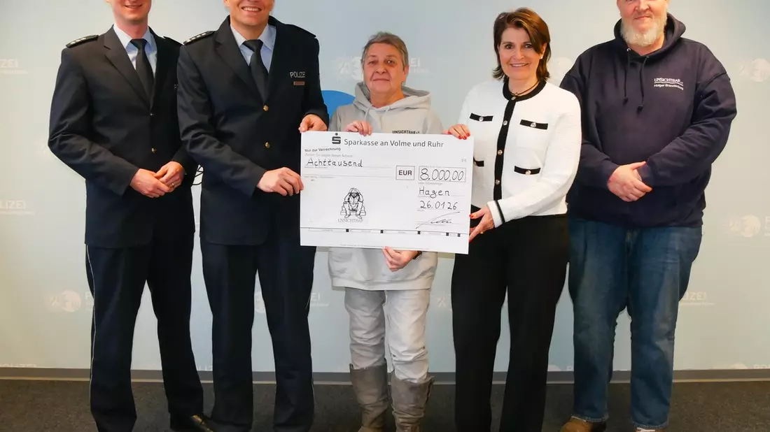 POL-HA: Spendenübergabe nach Benefizkonzert - FUKS e.V. überreicht symbolischen Spendenscheck über 8.000 Euro an Unsichtbar e.V. - Bild: presseportal.de