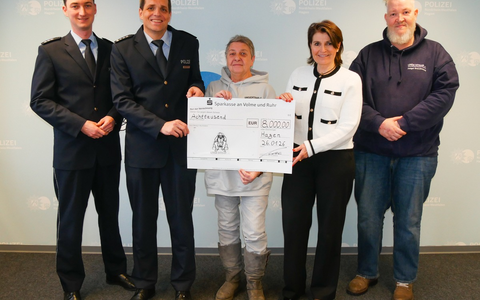 POL-HA: Spendenübergabe nach Benefizkonzert - FUKS e.V. überreicht symbolischen Spendenscheck über 8.000 Euro an Unsichtbar e.V. - Foto: presseportal.de