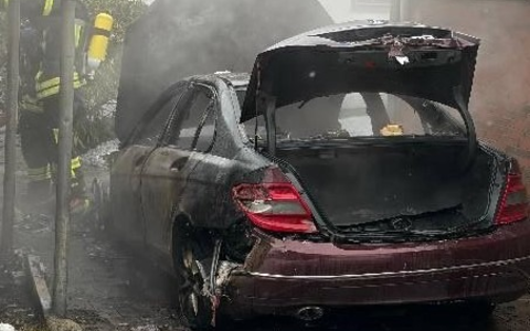 POL-WL: Pkw brannte völlig aus - Foto: presseportal.de